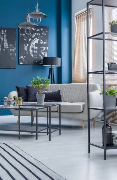 Divano Beige Tavolo Nero Salotto Blu Interno Con Lampada Manifesti — Foto Stock