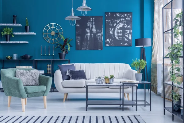 Beiges Sofa Und Grüner Sessel Vor Blauer Wand Mit Schwarzen — Stockfoto