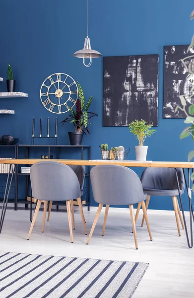 Pinturas Negras Pared Azul Con Reloj Oro Interior Del Comedor — Foto de Stock