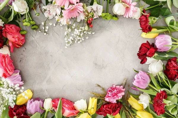 Güzel Renkli Çiçek Gri Bir Masa Etrafında Yalan Anneler Günü — Stok fotoğraf