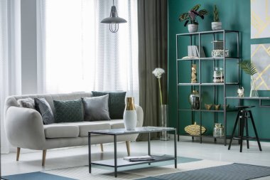 Karahindiba ile aydınlık oturma odası iç kanepe önünde masada dekoratif vazo