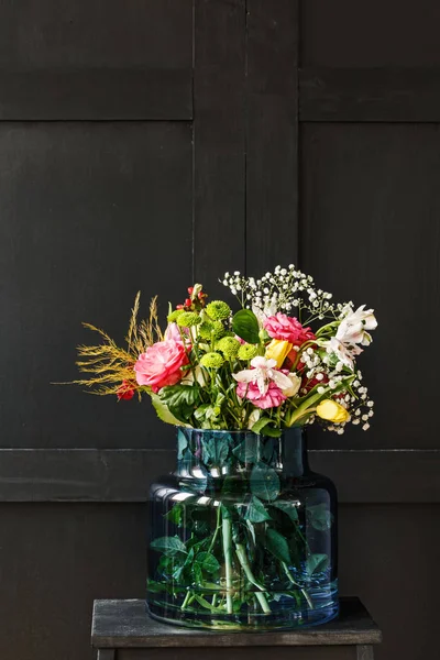 Stor Bukett Vårens Blommor Vas Mot Svart Bakgrund Mors Dag — Stockfoto