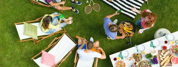 Jovens Divertindo Durante Festa Grill Verão Fora Cidade — Fotografia de Stock