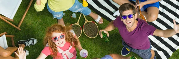 Grupo Amigos Passar Verão Livre Jogando Bebendo — Fotografia de Stock