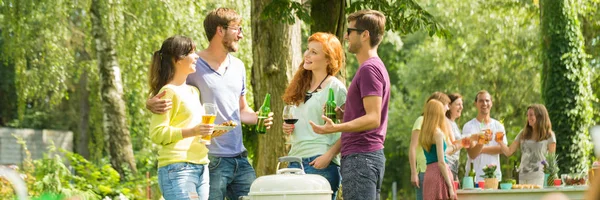 Amici Felici Che Bevono Parlano Una Festa All Aperto — Foto Stock