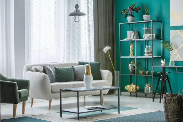 Grüner Sessel Neben Beigem Sofa Gehobenen Wohnzimmerinterieur Mit Vase Auf — Stockfoto