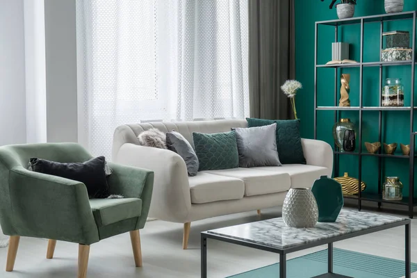 Grüne Und Silberne Zierkissen Auf Einer Hellgrauen Couch Wohnzimmer Mit — Stockfoto