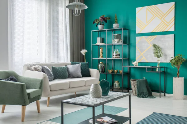 Helles Sofa Mit Vielen Kissen Neben Einem Grünen Sessel Wohnzimmer — Stockfoto