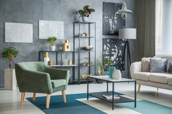 Sillón Verde Pie Junto Una Mesa Metal Con Patrón Mármol — Foto de Stock