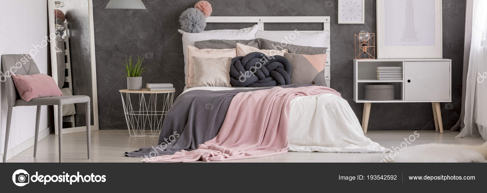 Weißes Bett Mit Vielen Kissen Und Grauer Stuhl Spiegel Schrank ... Weißes Bett Mit Vielen Kissen Und Grauer Stuhl Spiegel Schrank ...