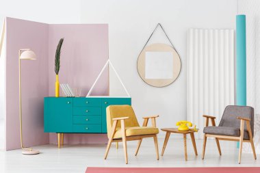 Modern ve renkli retro oturma odası iç tasarımcı dekorasyon ve şık ahşap mobilya ile yaratıcı, pastel pembe zemin lambası