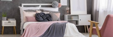 Düğüm yastık yatak odası iç beyaz komidin ve dolap yatak üzerinde pastel pembe bedsheets