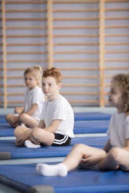 Öğrencilere spor salonunun eğitim sırasında yan görünüm