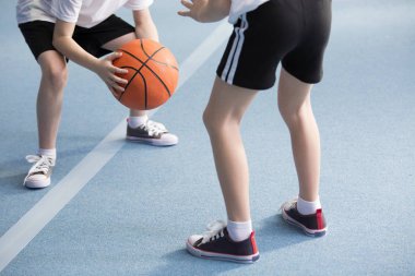 Basketbol oynarken öğrenciler