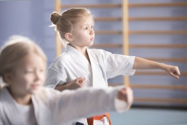 Kimono bir müfredat karate dersinde kullanmada genç kız