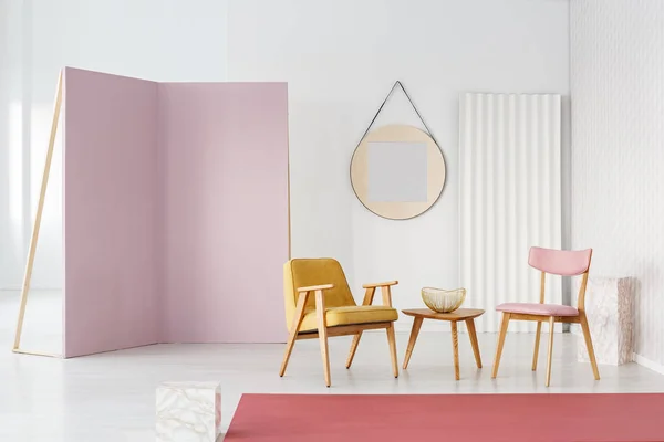 Sièges Pastel Table Basse Dans Studio Photo Intérieur Avec Mur — Photo