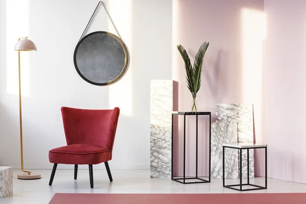 Fauteuil Bourgogne Lampe Dorée Miroir Tables Noires Avec Une Plante — Photo