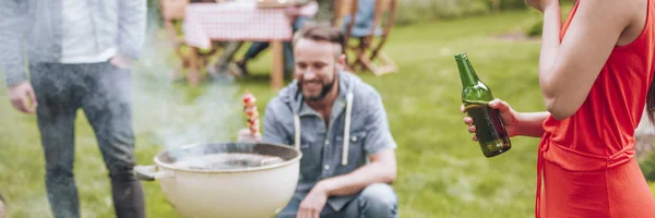 Panorama Kobieta Czerwonej Sukience Picia Piwa Podczas Garden Party — Zdjęcie stockowe