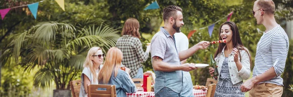 Group Friends Having Fun While Eating Grilled Food Drinking Beer — Stock Photo, Image