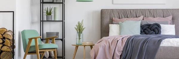 Acogedor Escandinavo Dormitorio Interior Para Una Mujer Con Sillón Menta —  Fotos de Stock