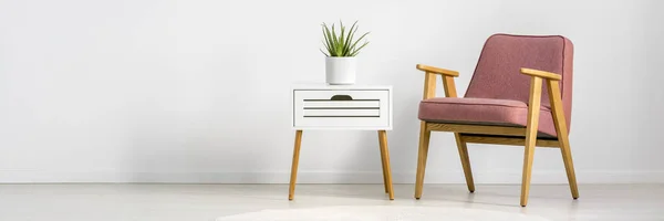 Foto Minimalista Sillón Rosa Retro Una Mesa Blanca Con Una — Foto de Stock