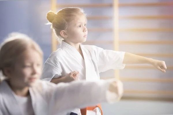 Lány Fehér Kimonó Karate Gyakorlása Során Tanórán Osztály Iskolában — Stock Fotó