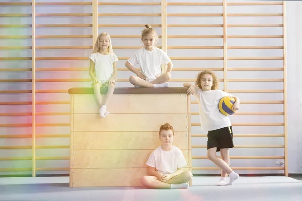 Anak Anak Berpose Untuk Berfoto Samping Kuda Melingkar Gym — Stok Foto