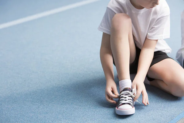 Bijgesneden Foto Van Een Jonge Jongen Koppelverkoop Zijn Sportschoenen Rechtbank — Stockfoto