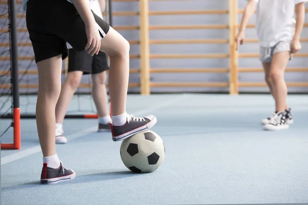 Primer Plano Los Niños Que Juegan Fútbol Escuela Durante Las — Foto de Stock