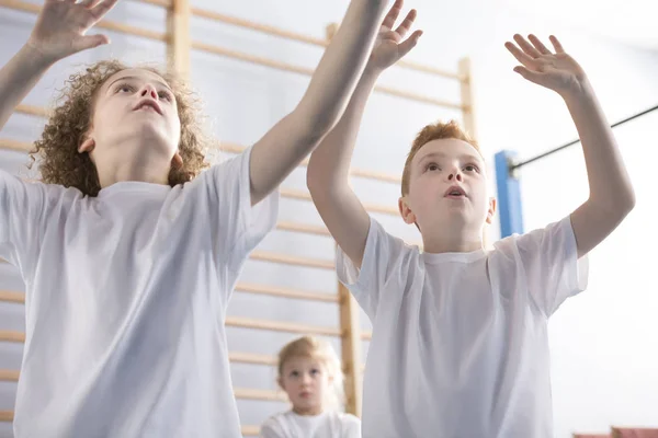 Skolpojkar Spelar Volleyboll Idrottsutövning Klass Skolan — Stockfoto