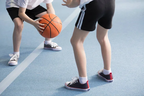 Pupils playing basketball — Stock Photo, Image