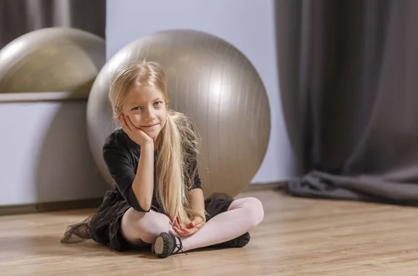 Smiling Blonde Girl Sitting Floor Next Silver Ball Gymnastics Classes — Stock Photo, Image