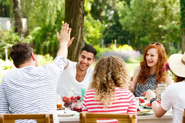 Grupo Sonriente Jóvenes Divirtiéndose Riendo Comiendo Comida Saludable Aire Libre — Foto de Stock