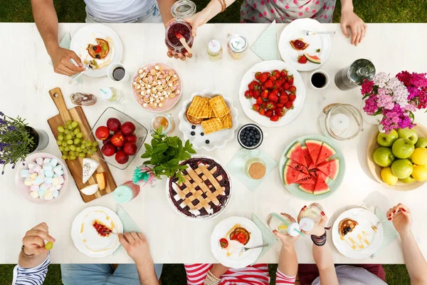 Gruppe Junger Leute Die Sich Draußen Gesund Ernähren Und Spaß — Stockfoto