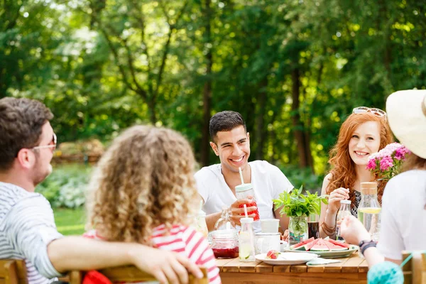 Jovens Rindo Comendo Falando Dia Ensolarado Jardim — Fotografia de Stock