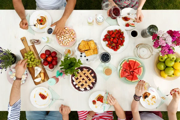 Gesunde Mahlzeit Freien Mit Kuchen Wassermelone Äpfeln Trauben Und Blumen — Stockfoto