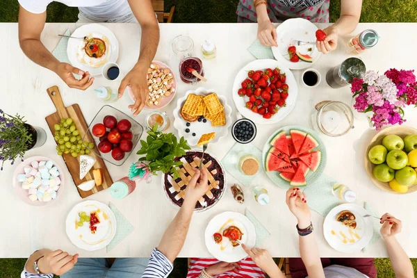 Multikulturelle Gruppe Die Gesunde Lebensmittel Wie Obst Und Käse Draußen — Stockfoto