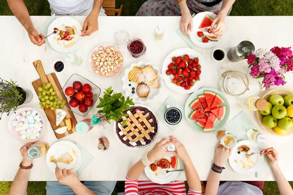 Gruppe Von Freunden Gemischter Rassen Die Draußen Essen Und Trinken — Stockfoto