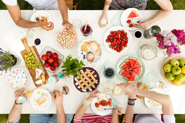 Freunde Essen Draußen Kuchen Obst Waffeln Und Trinken Wasser Mit — Stockfoto