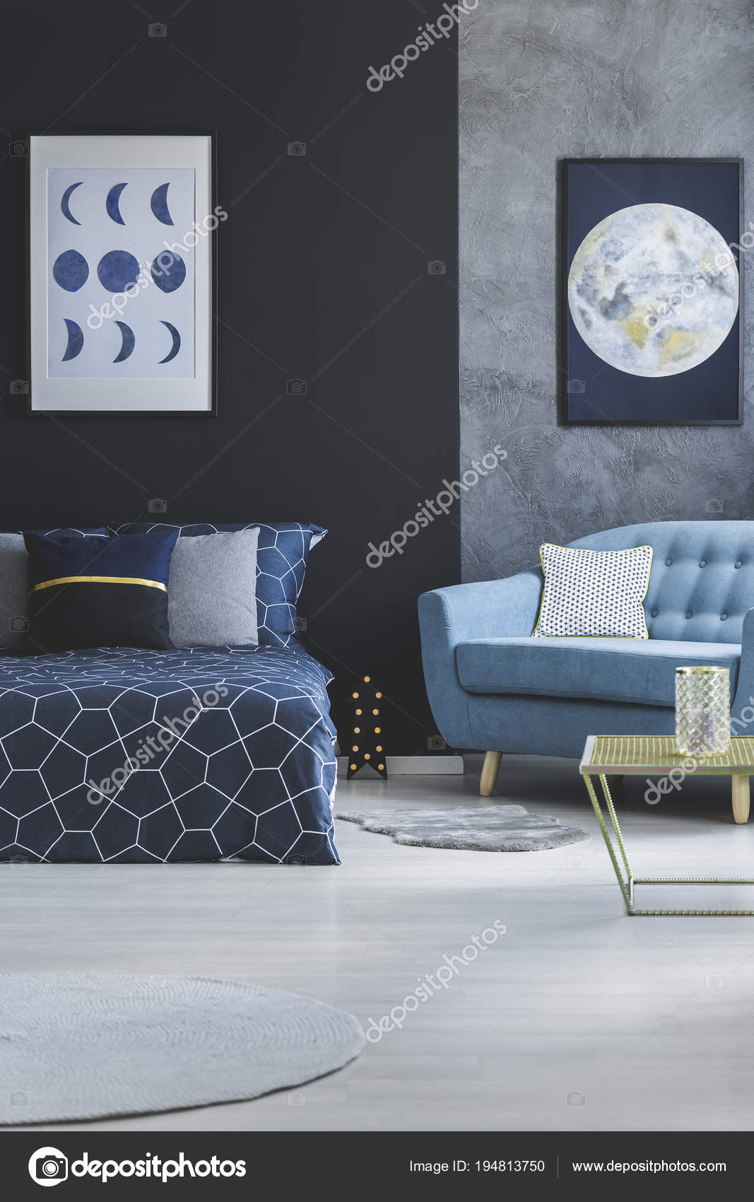 Dunkles Schlafzimmer Innenraum mit Mond poster — Stockfoto ... Dunkles Schlafzimmer Innenraum mit Mond poster — Stockfoto ...
