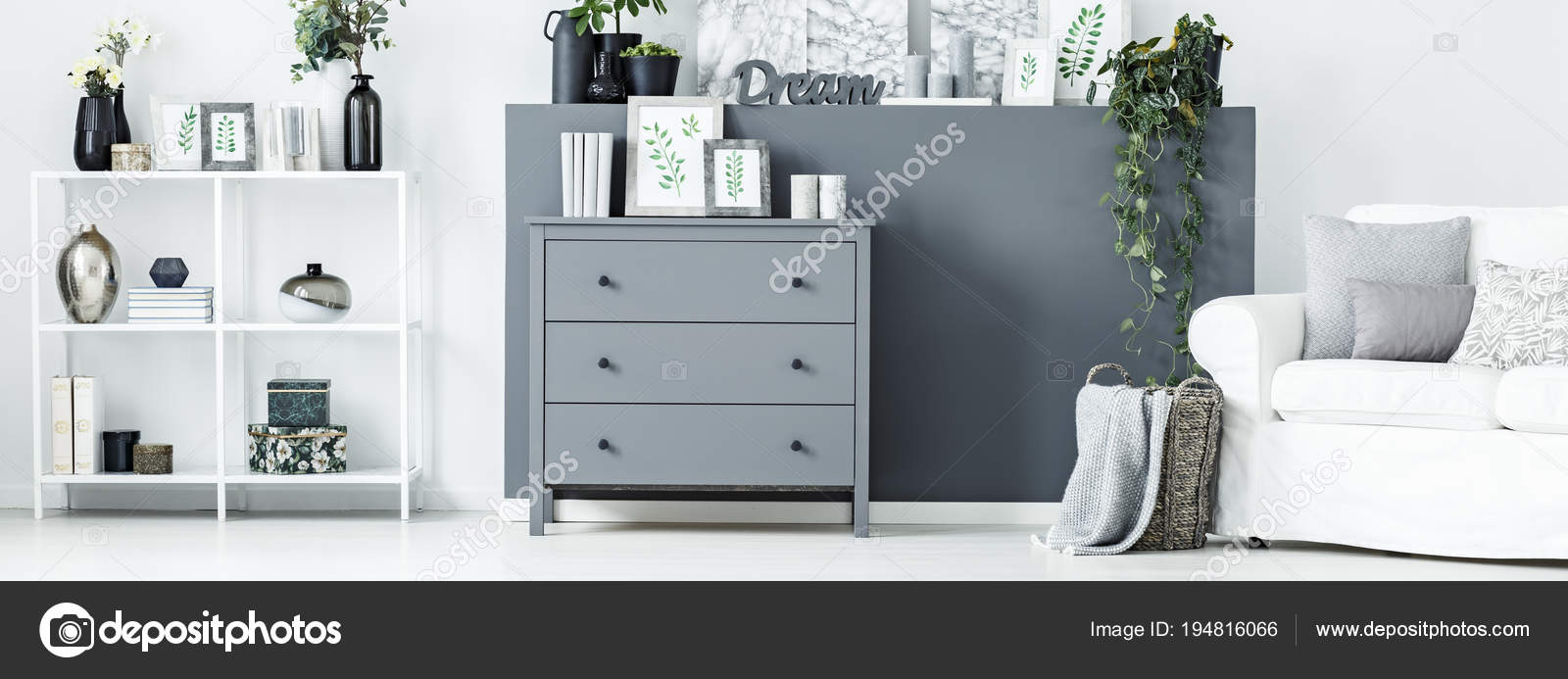 Grijze kast in de kamer — Stockfoto © photographee.eu #194816066 Grijze kast in de kamer — Stockfoto © photographee.eu #194816066
