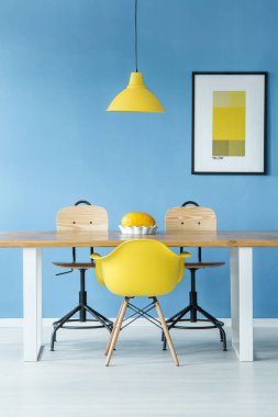 Sandalye, masa mavi duvara