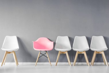 Satır salonunda koltukları