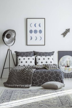 Desenli gri yatak odası iç