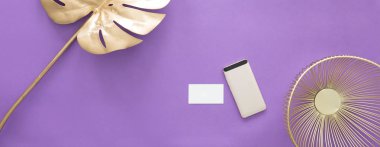 Smartphone ultra violet zemin üzerine