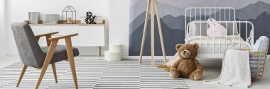Gri yatak odasında peluş oyuncak