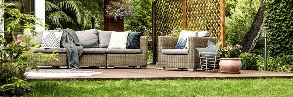 Sofa und Sessel auf der Terrasse — Stockfoto