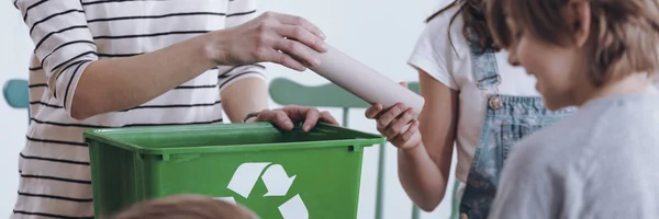 Mädchen recycelt Papierschlauch — Stockfoto