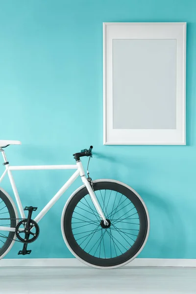 White bicycle in blue anteroom — Stock Photo, Image