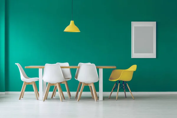 Sala da pranzo verde e giallo — Foto Stock